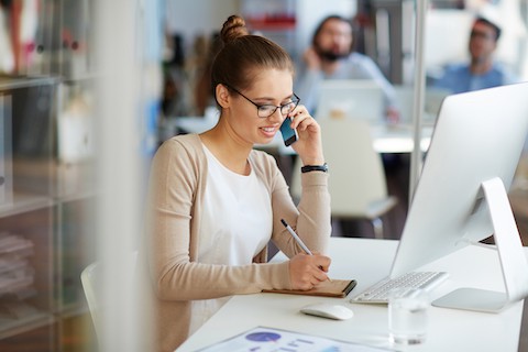 woman pitching B2B media on phone