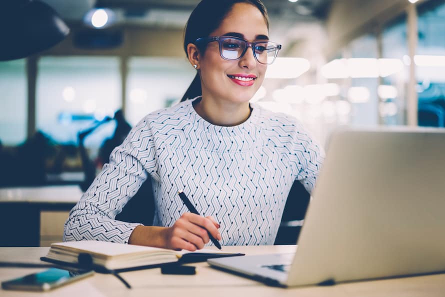 b2b buyer reading content online